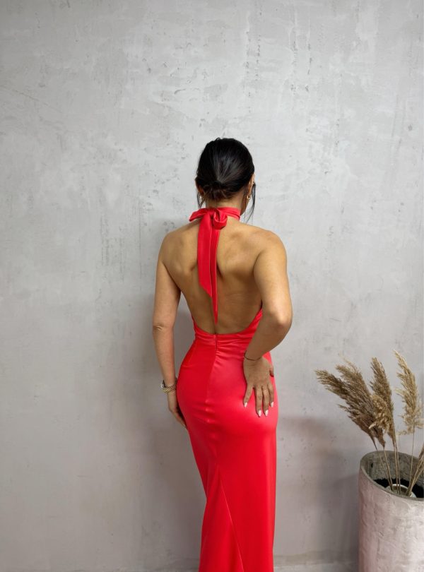 Duga crvena elegantna satenska haljina otvorenih leđa sa rolka kragnom
