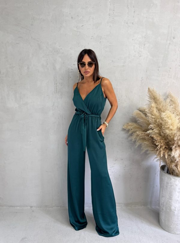 Satenski kombinezon petrolej zelene boje sa dekolteom na preklop i vezivanjem oko pojasa i džepovima