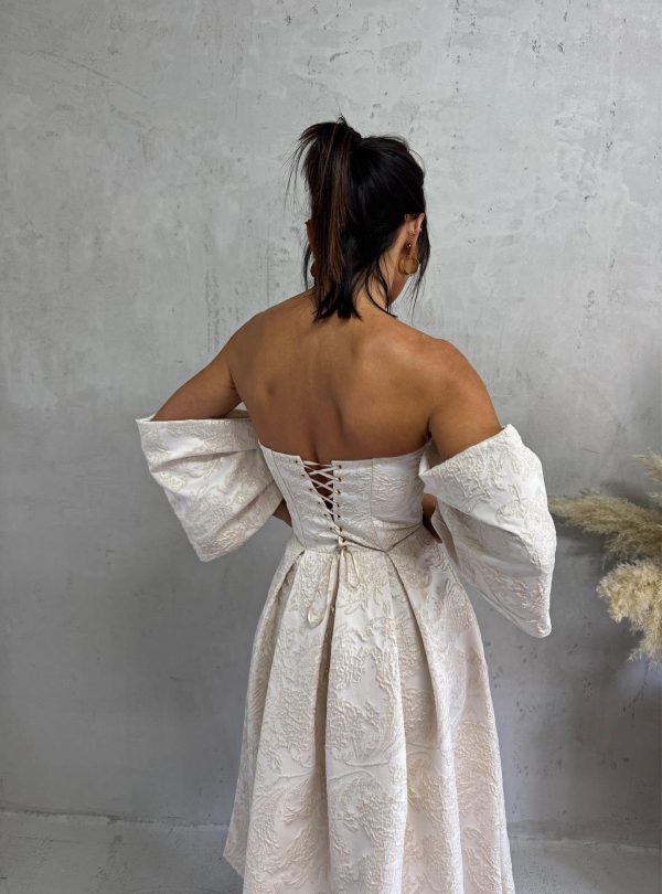 Midi cvetna korset haljina A kroja nežno bež boje sa spuštenim rukavima i korset vezivanjem na leđima