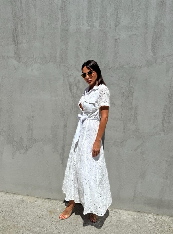 Midi bela pamučna boho haljina na kopčanje sa kratkim rukavima i vezenim detaljima sa pojasom