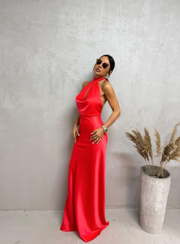 Duga crvena elegantna satenska haljina otvorenih leđa sa rolka kragnom