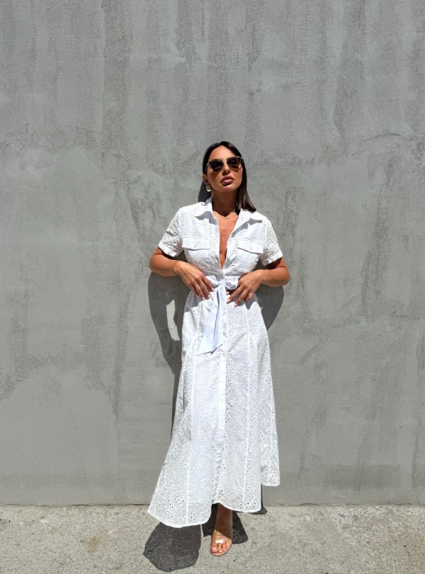 Midi bela pamučna boho haljina na kopčanje sa kratkim rukavima i vezenim detaljima sa pojasom