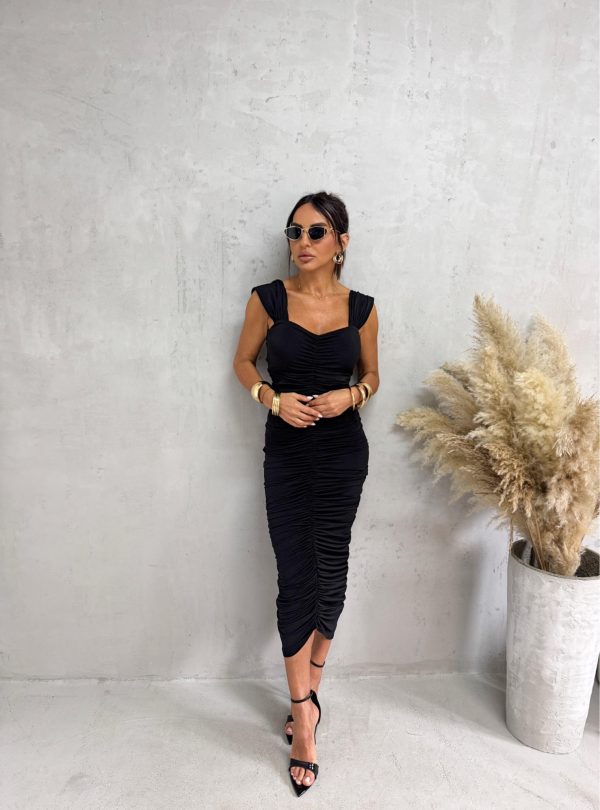 Midi crna elegantna haljina naboranog materijala sa srce dekolteom i debljim ležernim bretelama