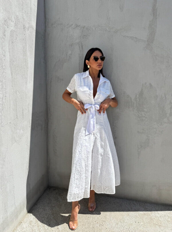 Midi bela pamučna boho haljina na kopčanje sa kratkim rukavima i vezenim detaljima sa pojasom