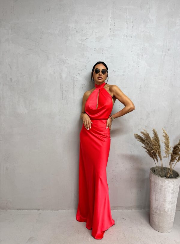 Duga crvena elegantna satenska haljina otvorenih leđa sa rolka kragnom