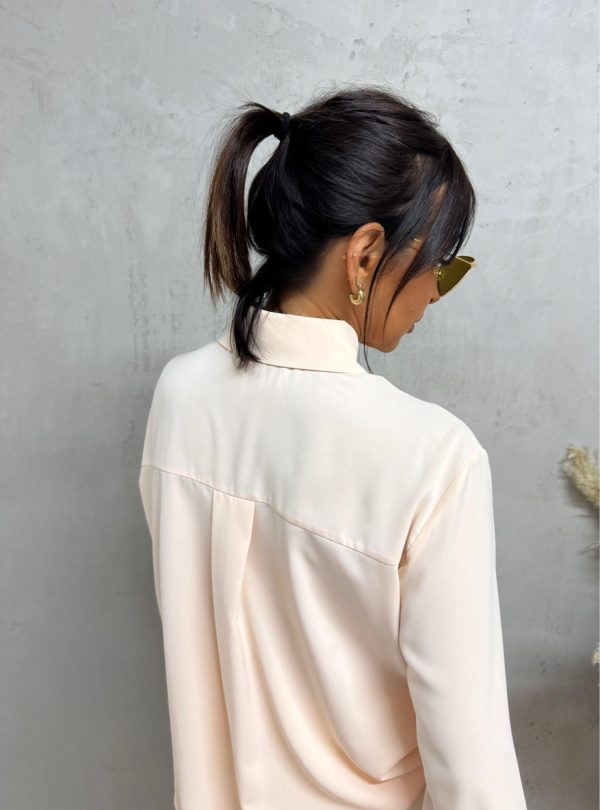 Elegantna košulja sa zlatnim dugmadima nežne pastelne boje kajsije