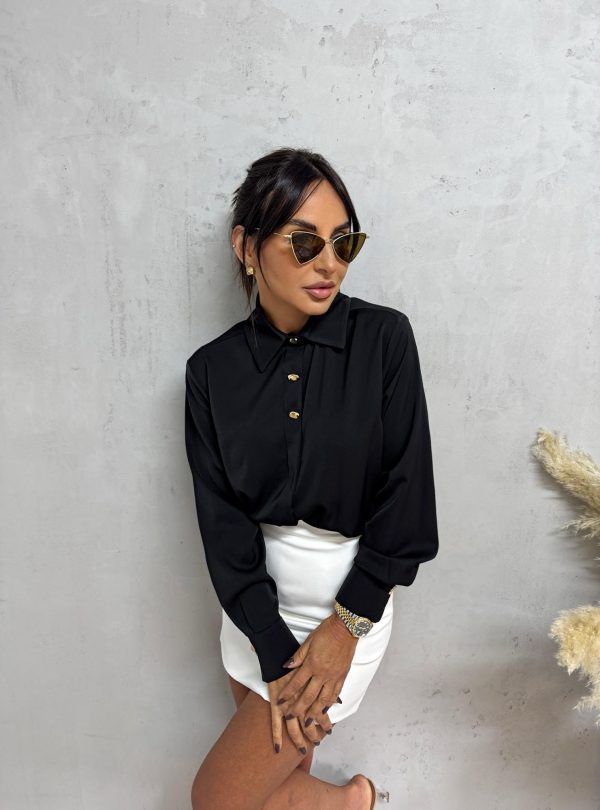Crna elegantna košulja sa zlatnim dugmadima