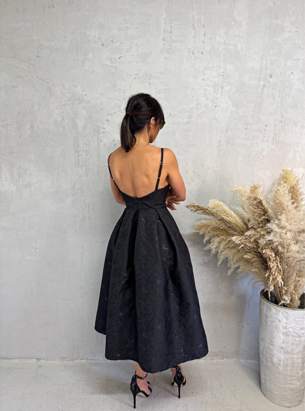 Midi elegantna crna cvetna haljina na bretele A kroja sa džepovima