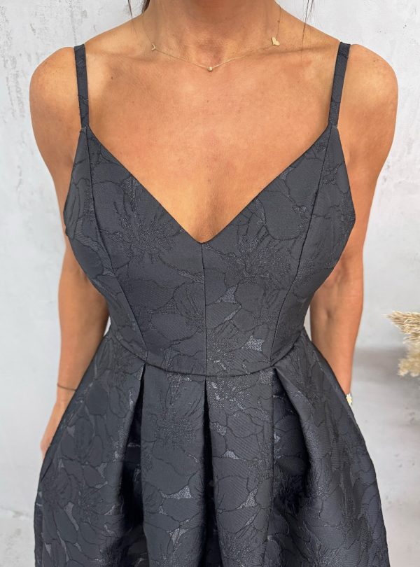 Midi elegantna crna cvetna haljina na bretele A kroja sa džepovima