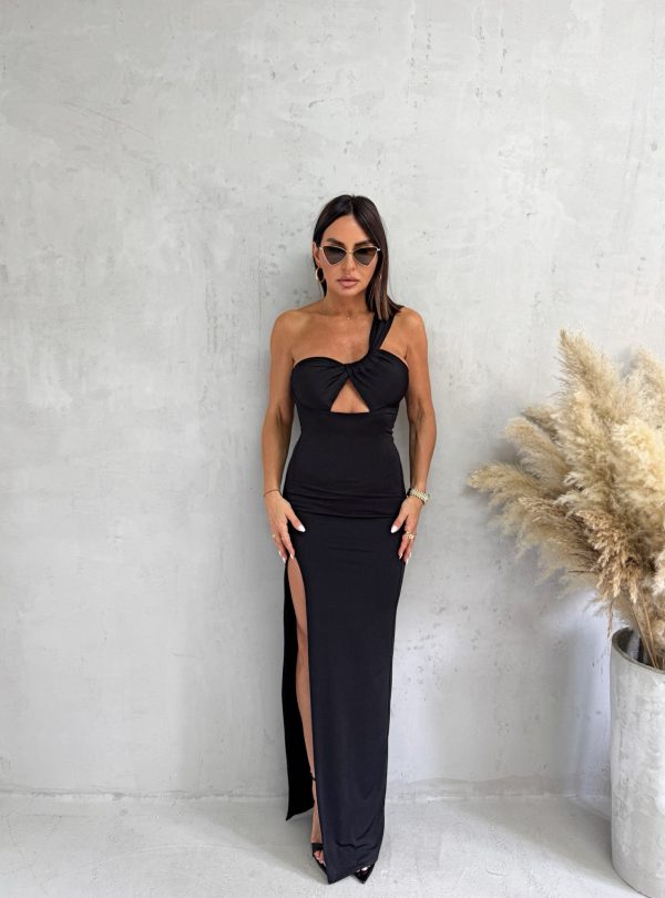 Uska crna haljina na jedno rame sa dubokim šlicem rasečenim dekolteom i jednom bretelom