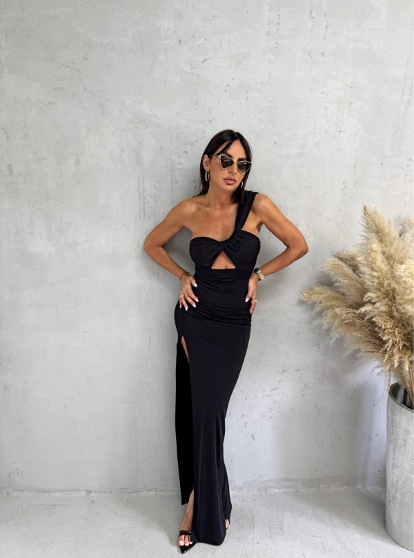 Uska crna haljina na jedno rame sa dubokim šlicem rasečenim dekolteom i jednom bretelom