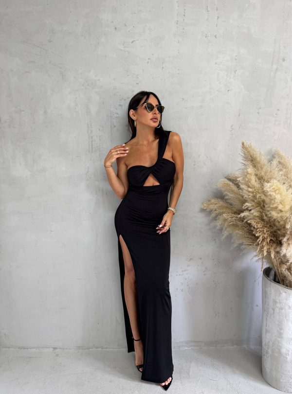 Uska crna haljina na jedno rame sa dubokim šlicem rasečenim dekolteom i jednom bretelom
