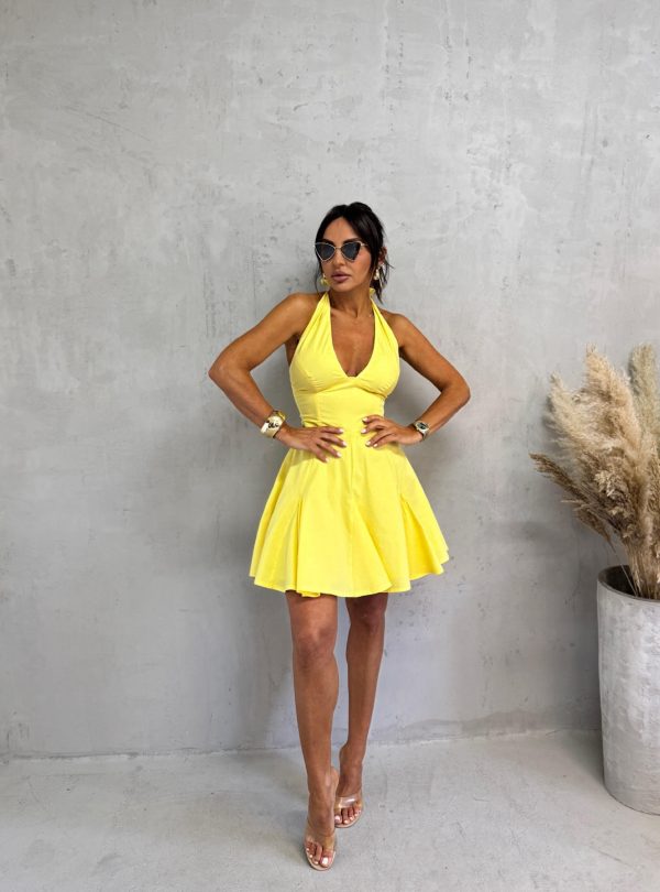 Mini žuta romantična lepršava strukirana haljina na vezivanje oko vrata i korset vezivanjem na leđima i sa džepovima