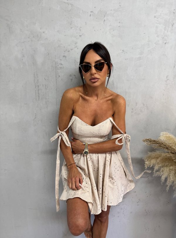 Mini bež pamučna haljina sa vezenim detaljima i bretelama koje se vezuju na rame