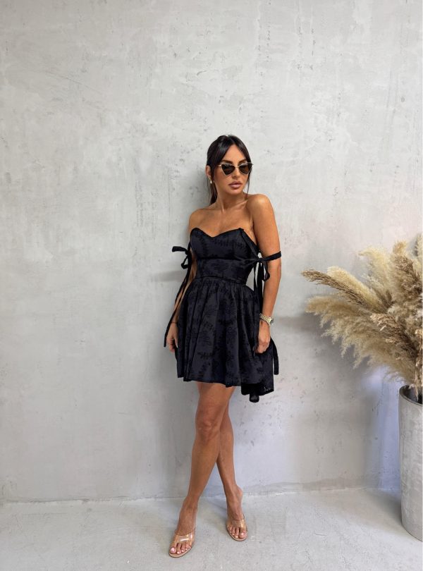 Mini crna pamučna haljina sa vezenim detaljima i bretelama koje se vezuju na rame