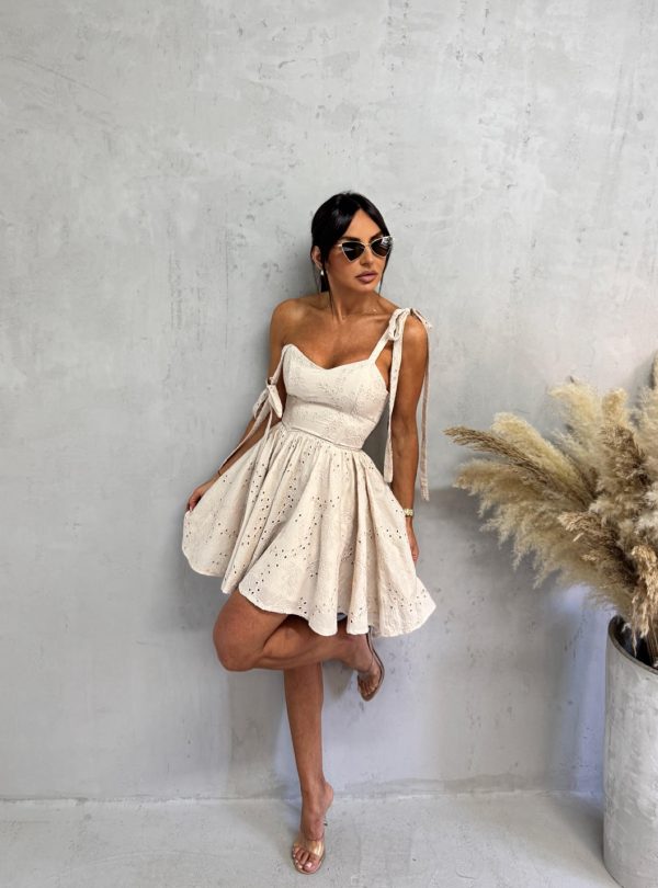 Mini bež pamučna haljina sa vezenim detaljima i bretelama koje se vezuju na rame