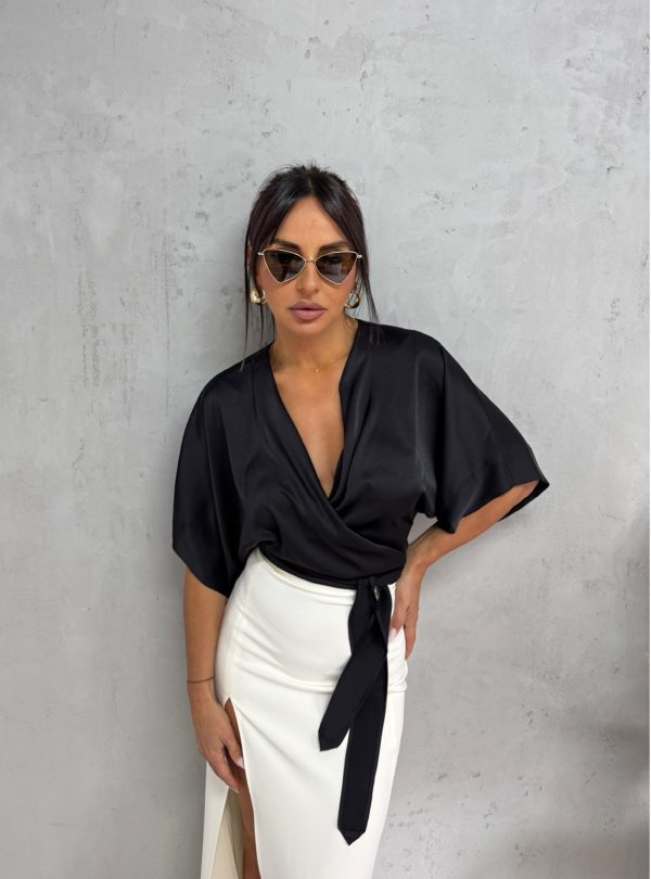 Crna satenska kropovana bluza na preklop sa vezivanjem oko struka i širokim miš rukavima