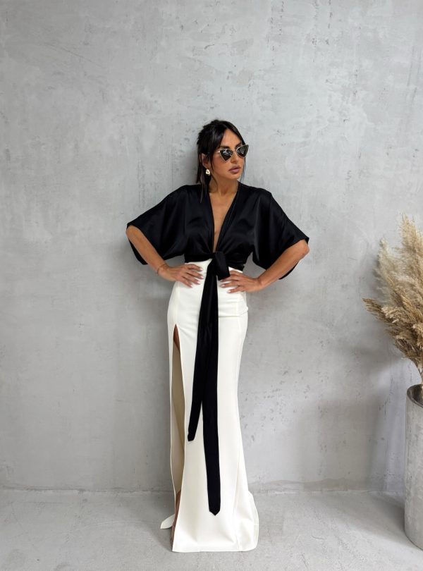 Crna satenska kropovana bluza na preklop sa vezivanjem oko struka i širokim miš rukavima