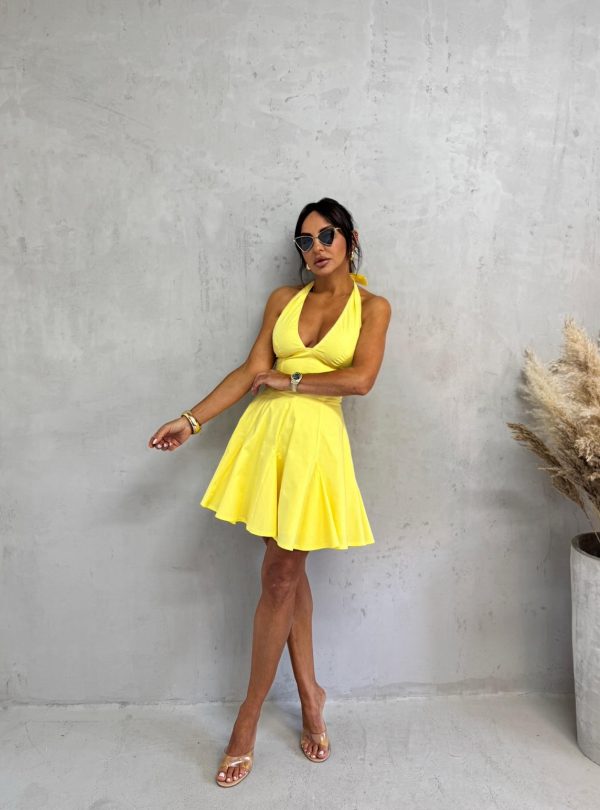 Mini žuta romantična lepršava strukirana haljina na vezivanje oko vrata i korset vezivanjem na leđima i sa džepovima