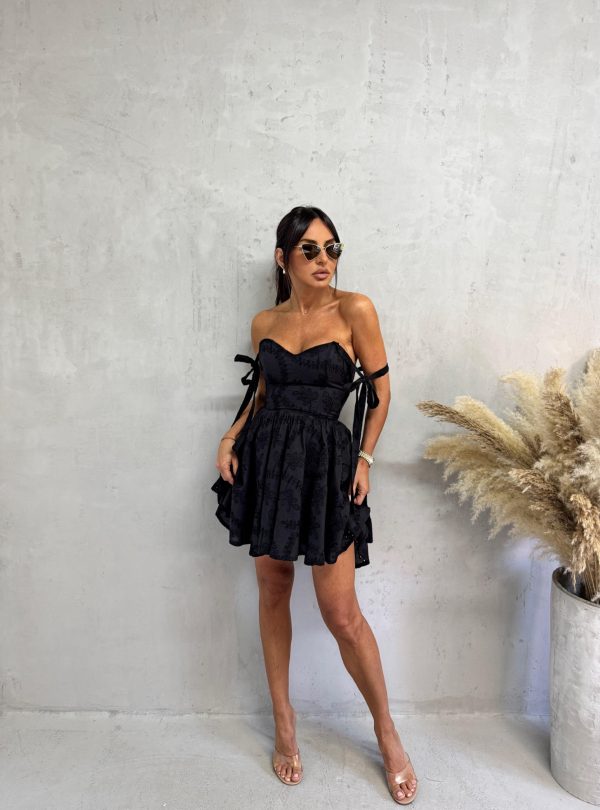Mini crna pamučna haljina sa vezenim detaljima i bretelama koje se vezuju na rame