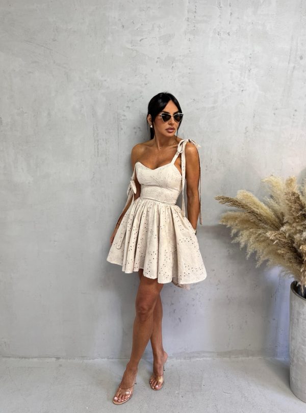 Mini bež pamučna haljina sa vezenim detaljima i bretelama koje se vezuju na rame