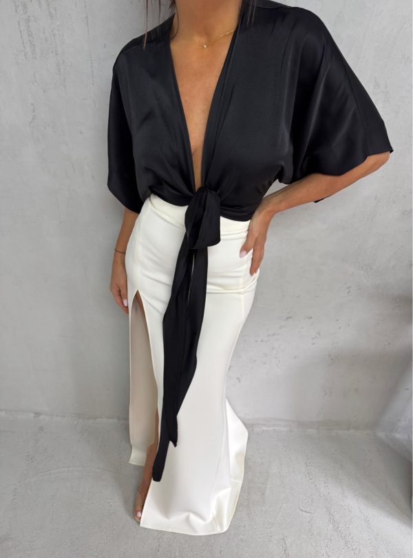 Crna satenska kropovana bluza na preklop sa vezivanjem oko struka i širokim miš rukavima