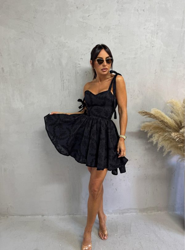 Mini crna pamučna haljina sa vezenim detaljima i bretelama koje se vezuju na rame