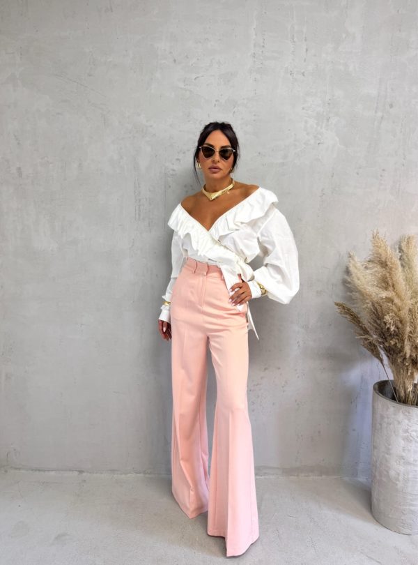 Zvonaste pantalone visokog struka u pastelnoj roze boji kosih džepova sa skrivenim rajsferšlusom