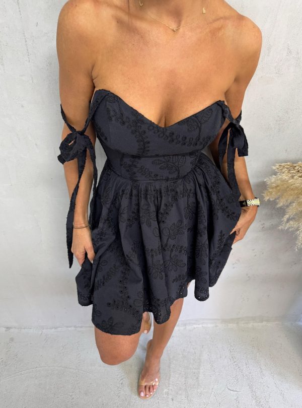 Mini crna pamučna haljina sa vezenim detaljima i bretelama koje se vezuju na rame