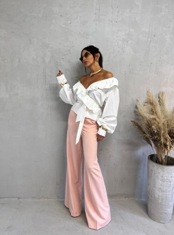 Zvonaste pantalone visokog struka u pastelnoj roze boji kosih džepova sa skrivenim rajsferšlusom