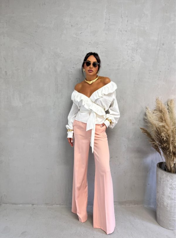 Zvonaste pantalone visokog struka u pastelnoj roze boji kosih džepova sa skrivenim rajsferšlusom