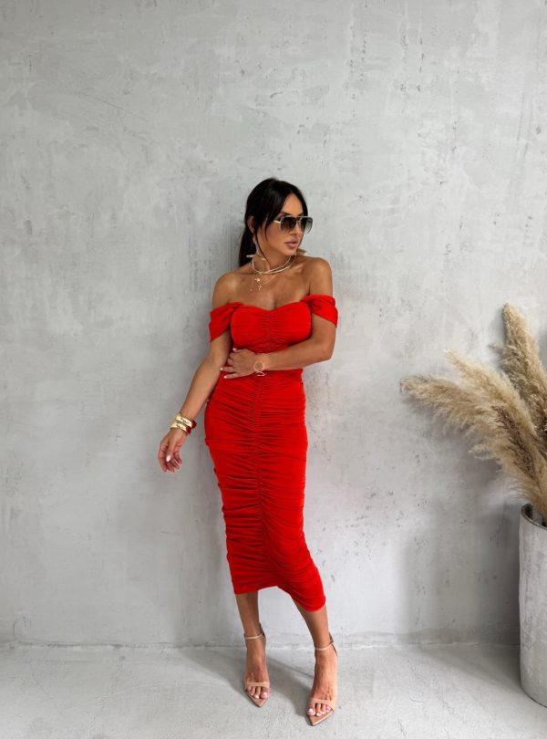 Midi koralno crvena elegantna haljina naboranog materijala sa srce dekolteom i debljim ležernim bretelama