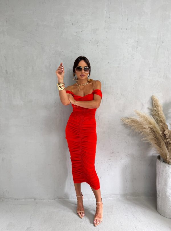 Midi koralno crvena elegantna haljina naboranog materijala sa srce dekolteom i debljim ležernim bretelama