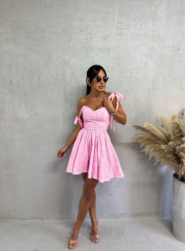 Mini roze pamučna haljina sa vezenim detaljima i bretelama koje se vezuju na rame