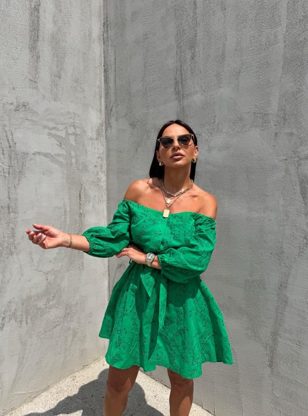 Mini zelena pamučna boho haljina sa vezenim detaljima otkrivenih ramena i tri četvrt rukava na kopčanje sa pojasom