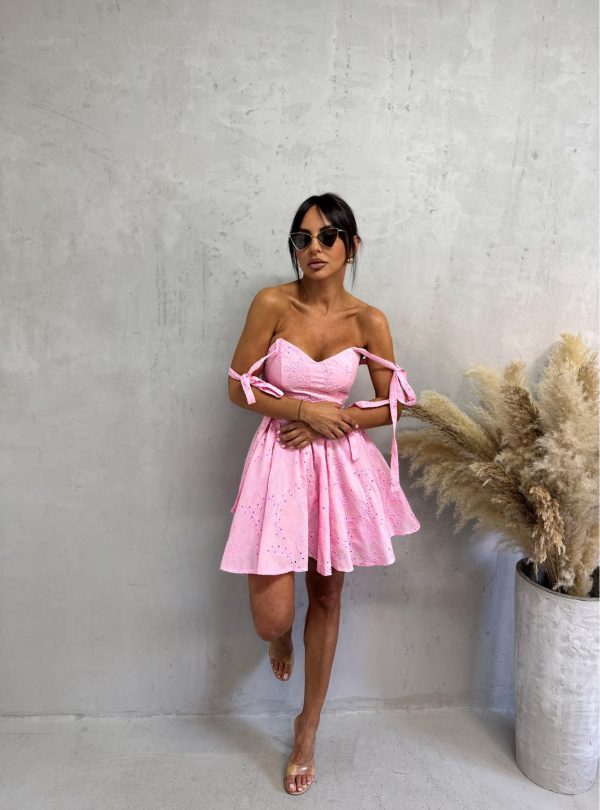 Mini roze pamučna haljina sa vezenim detaljima i bretelama koje se vezuju na rame
