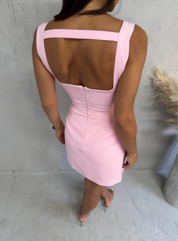 Roze mini elegantna haljina ravnog kroja, četvrtastog dekoltea i dekorativnog otvora na leđima