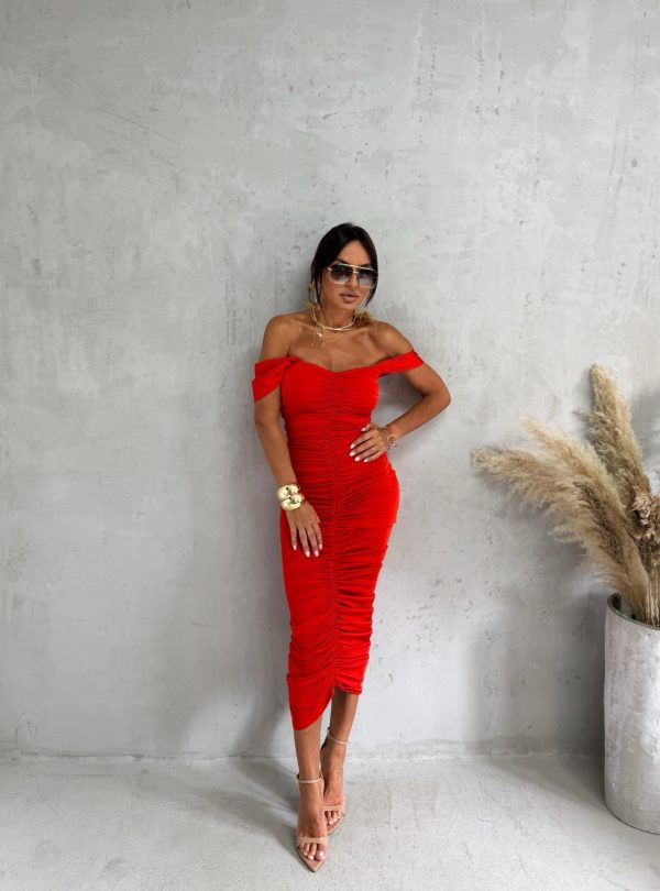 Midi koralno crvena elegantna haljina naboranog materijala sa srce dekolteom i debljim ležernim bretelama