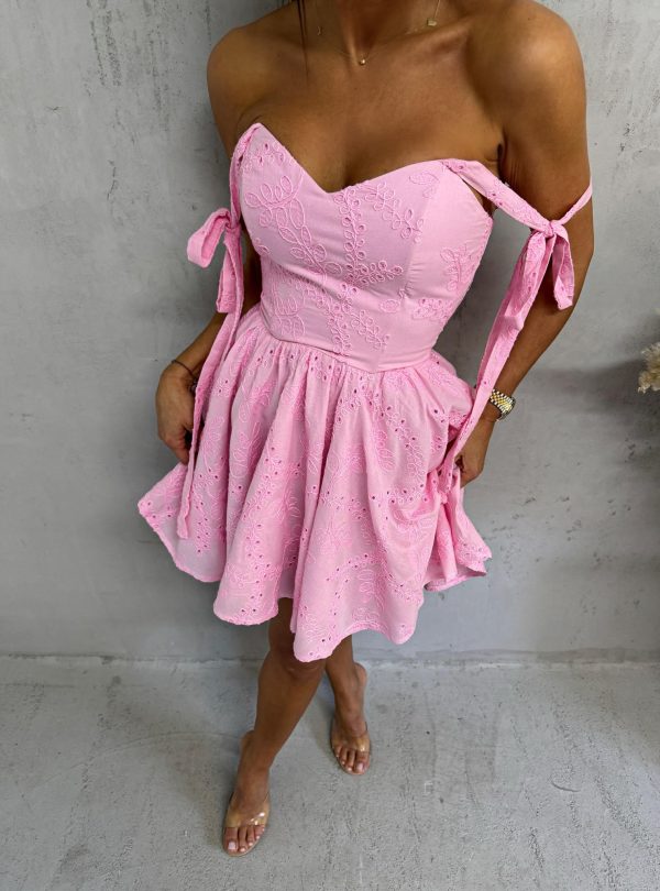Mini roze pamučna haljina sa vezenim detaljima i bretelama koje se vezuju na rame
