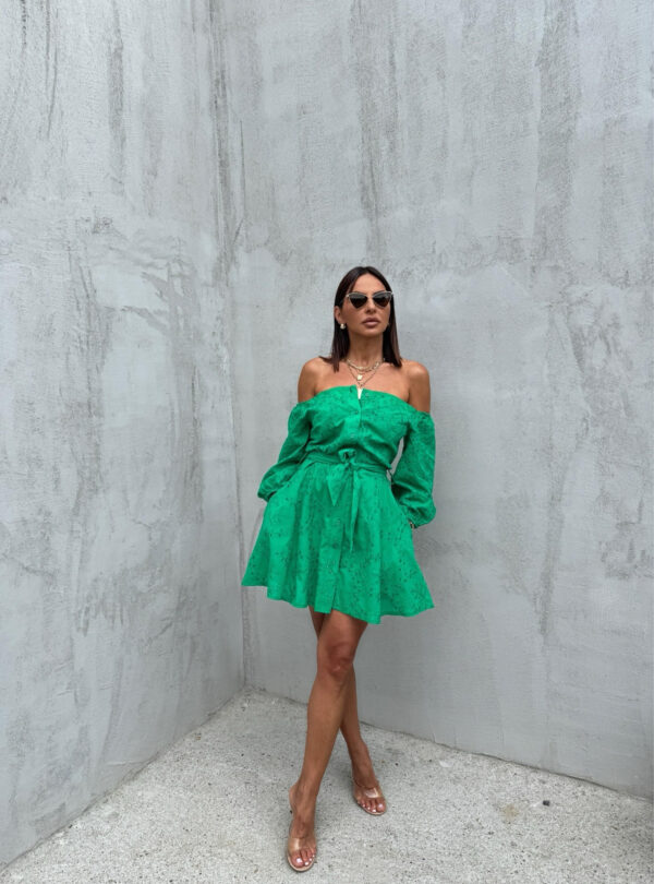 Mini zelena pamučna boho haljina sa vezenim detaljima otkrivenih ramena i tri četvrt rukava na kopčanje sa pojasom