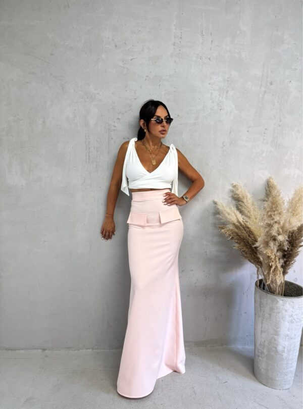 Duga suknja ravnog kroja i visokog struka sa lažnim džepovima nežno roze boje
