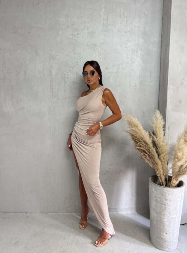 Asimetrična duga haljina na jedno rame puder boje od likre sa dubokim šlicem