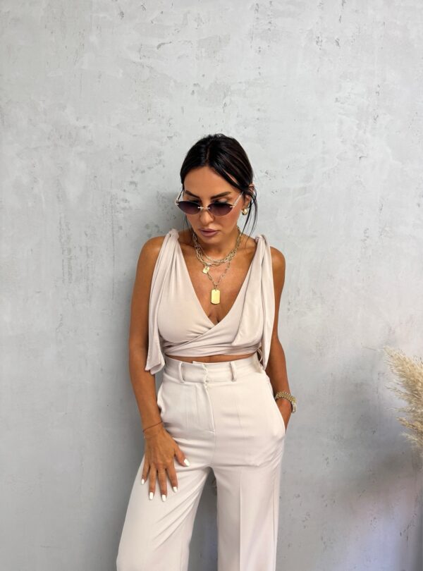 Kropovana bluza na preklop podesivih bretela V dekoltea u bež boji nijanse peska