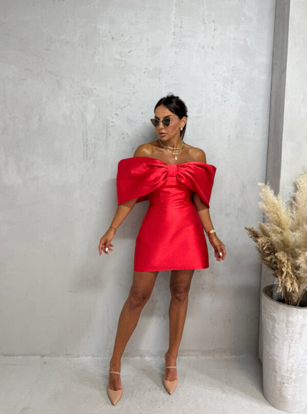 Mini crvena satenska haljina ravnog kroja sa mašnom umesto rukava