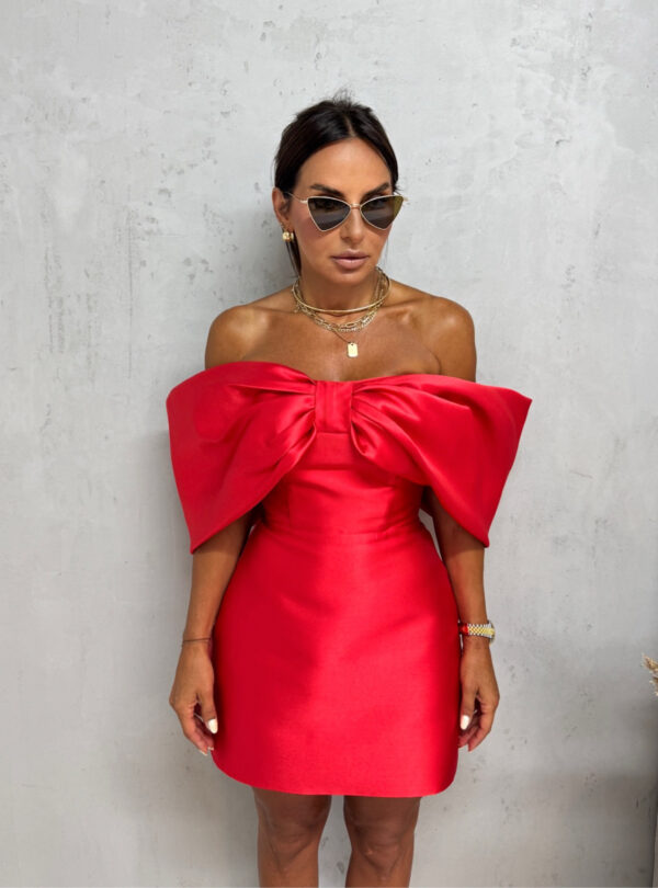 Mini crvena satenska haljina ravnog kroja sa mašnom umesto rukava