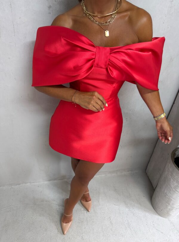 Mini crvena satenska haljina ravnog kroja sa mašnom umesto rukava