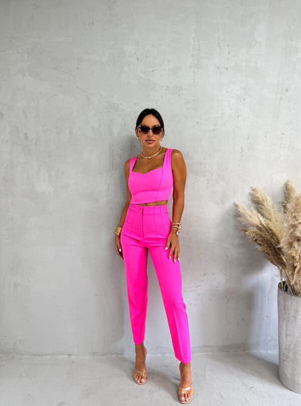 Pink komplet cigaret pantalona i crop topa sa debelim bretelama i srce dekolteom