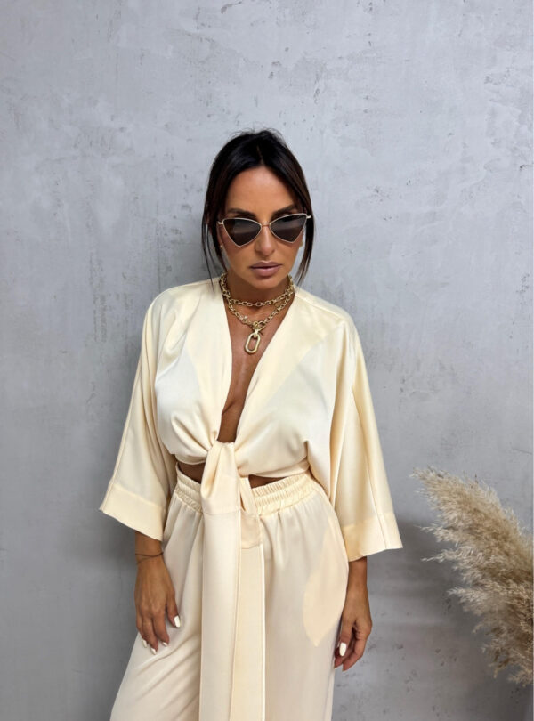 Satenski boho komplet od lepršavih pantalona i kimono bluze trendi puter žute boje