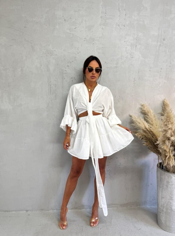 Beli boho komplet sastavljen od suknje i kropovane bluze na vezivanje