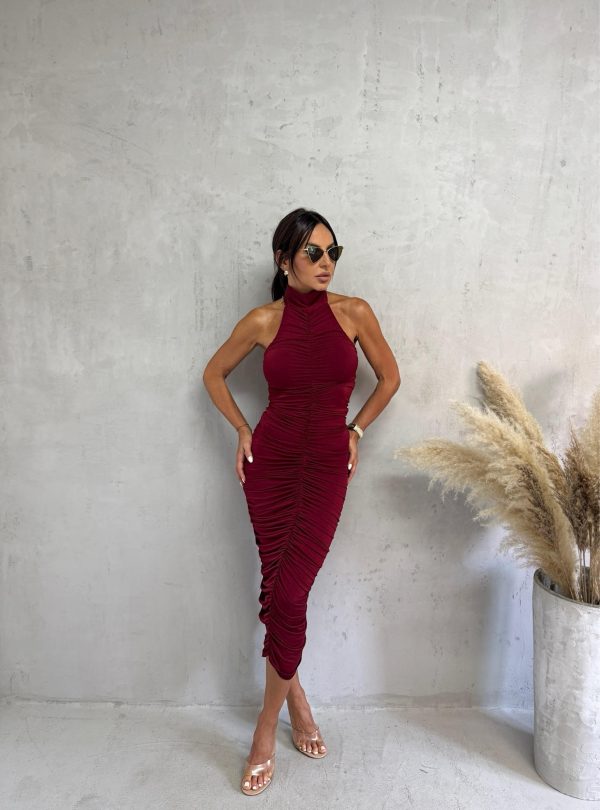 Uska bordo midi haljina sa rolka kragnom naborane teksture i otvorenih leđa